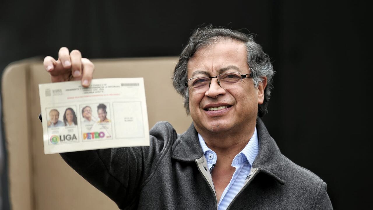 Gustavo Petro, posando luego de ejercer su derecho al voto este 19 de junio en Bogotá