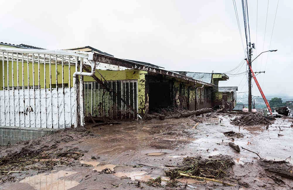 Continúa la emergencia en sectores populares. Instituciones educativas no funcionarion hoy por órdenes de la administración. Foto Kevin Toro 