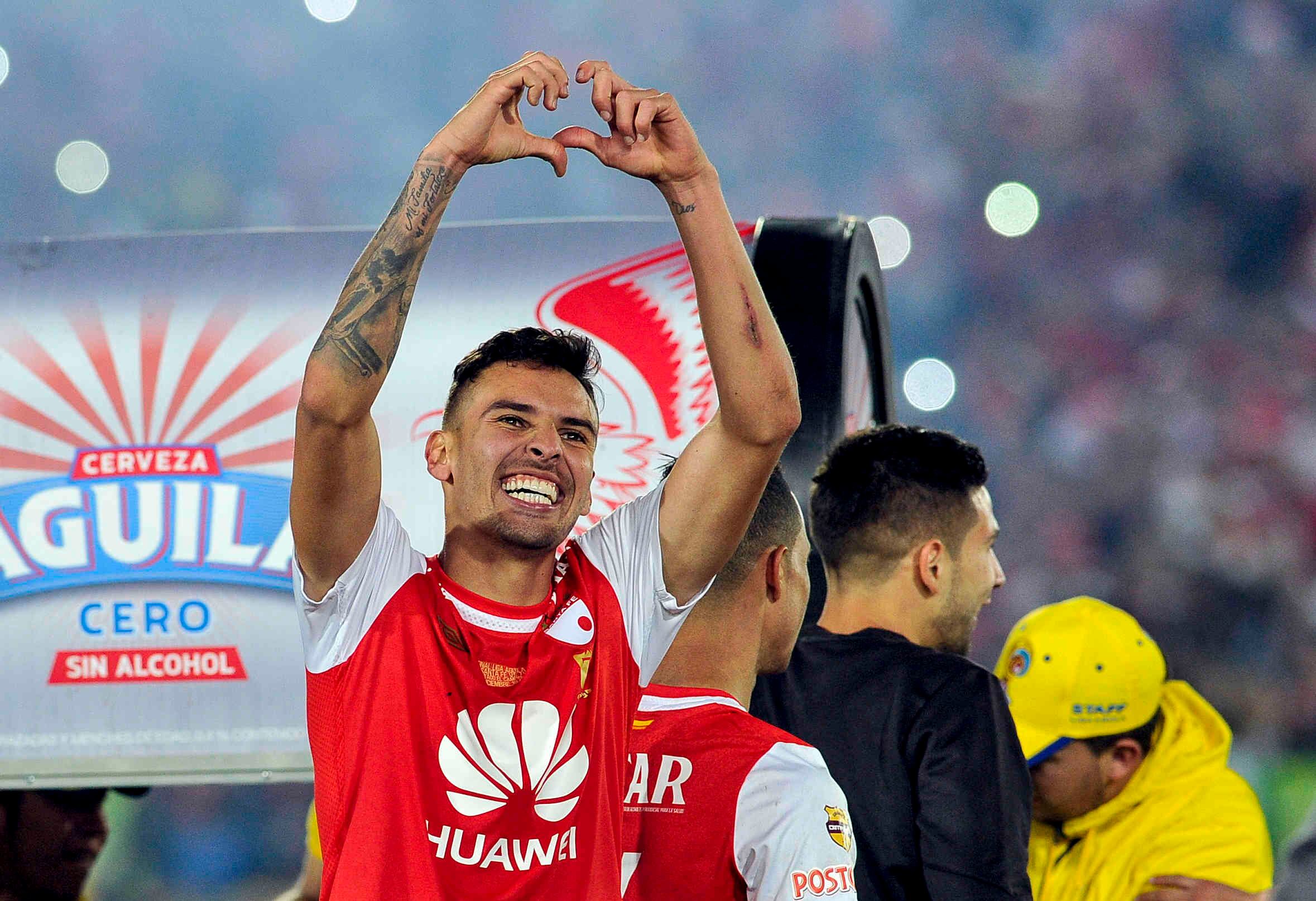 José Moya, del Santa Fe, celebra la novena estrella de los cardenales tras proclamarse campeón del torneo clausura 2016 del fútbol profesional colombiano, el domingo 18 de diciembre de 2016, en el Campín, en Bogotá, luego de vencer al Tolima 1-0 con un gol de Héctor Urrego.