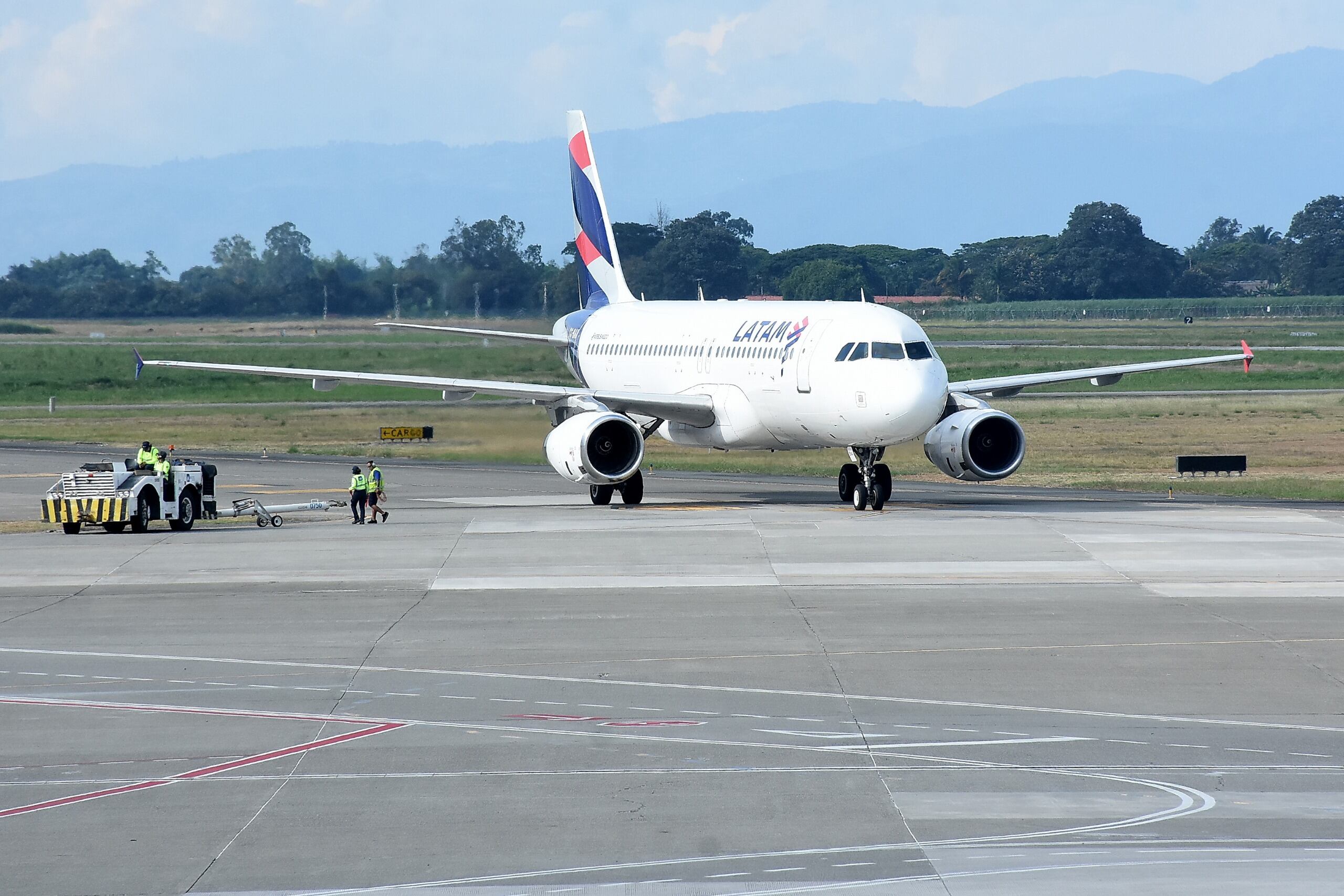 El aeropuerto Alfonso Bonilla Aragón cuenta actualmente con una sola pista de 3 kilómetros de largo y 45 metros de ancho.