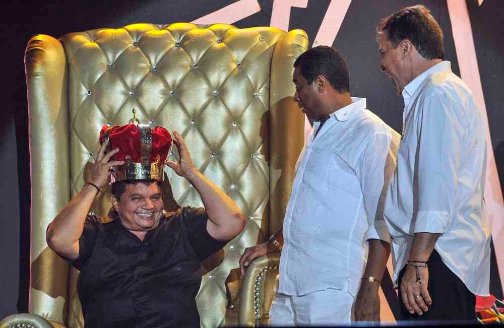 Rodolfo Molina Araújo, director de la Fundación de la Leyenda Vallenata (der), y Hugo Carlos Granados, Rey de reyes 2007, sonríen junto al nuevo Rey de reyes 2017, Álvaro López Carrillo, la madrugada del lunes 1 de mayo de 2017, en el parque de la Leyenda Vallenata, Consuelo Araujo Noguera, durante la final del 50 Festival Vallenato y IV Rey de reyes, en Valledupar, Colombia. Foto: Carlos Julio Martínez / SEMANA