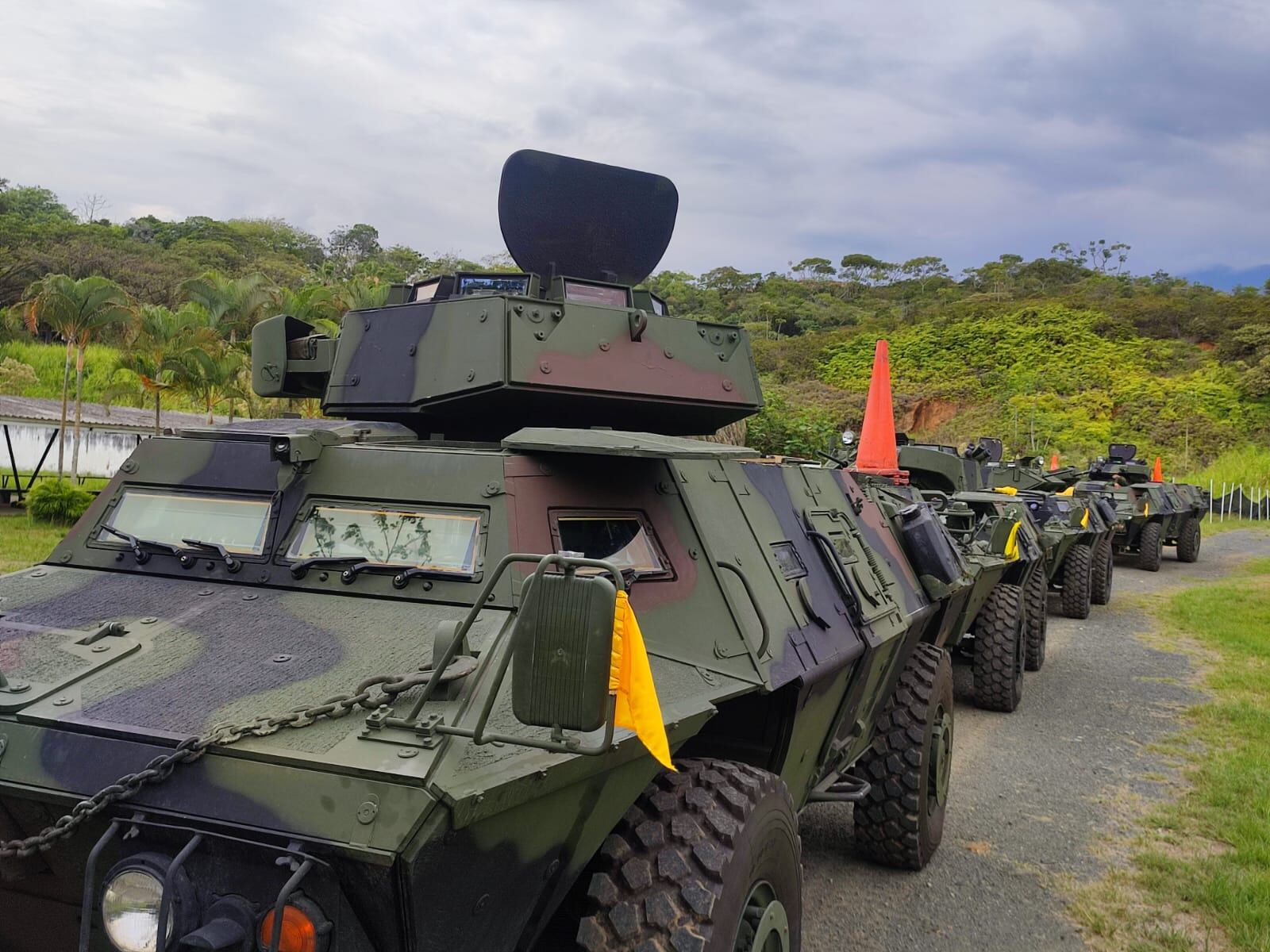 Vehículos blindados de transporte militar que serán ubicados en la parte alta de jamundí para combatir a las disidencias de las FARC