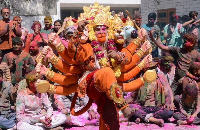Un artista indio vestido como el dios Janumá realiza una danza folclórica tradicional. Janumá, o el dios mono de los hindués, posee fuerza y poder ilimitado. FOTO: NARINDER NANU / AFP.