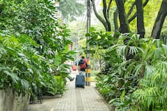 Turistas extranjeros parque lleras en la ciudad de Medellín
