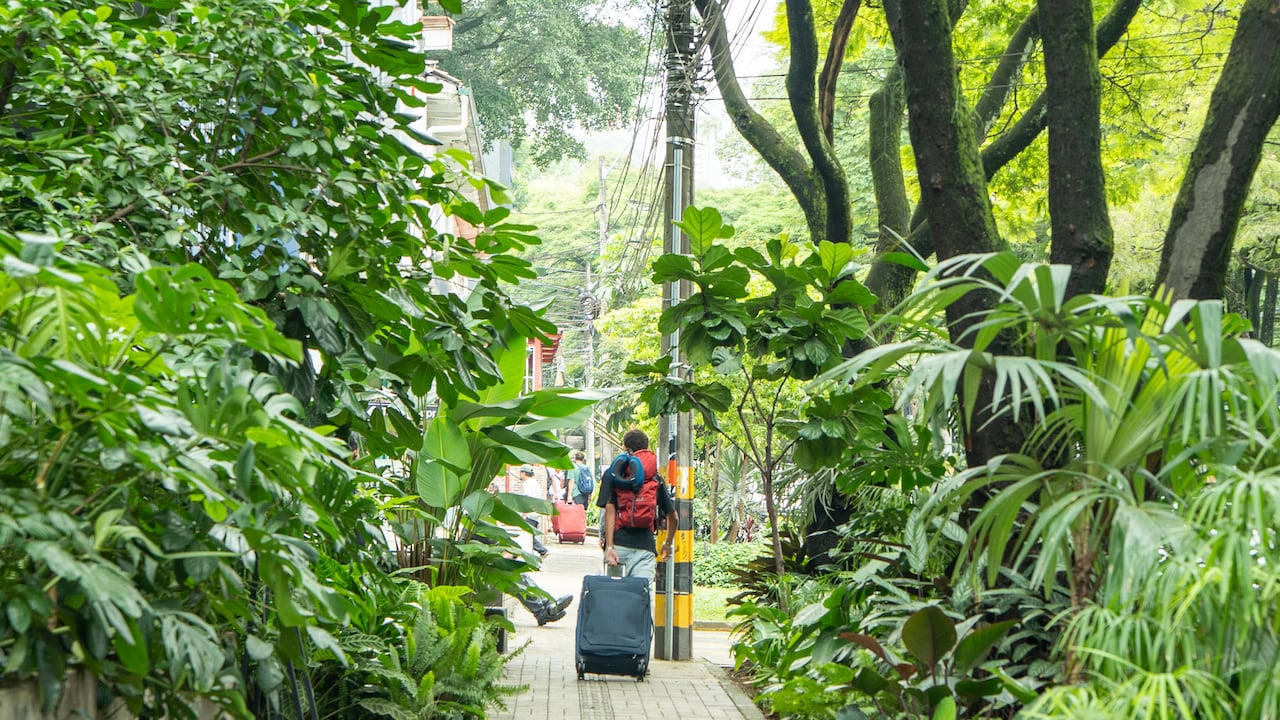 Turistas extranjeros parque lleras en la ciudad de Medellín