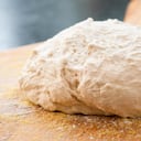 El gluten es una proteína aglutinada, cuya función es ayudar a que las masas esponjen y evitar que el pan se desarme