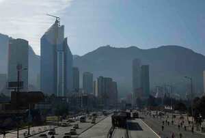 Durante la mañana se presentaron fenómenos de inversión térmica produciendo que los gases contaminantes se mantuvieran en la atmósfera. Foto: Guillermo Torres/Semana