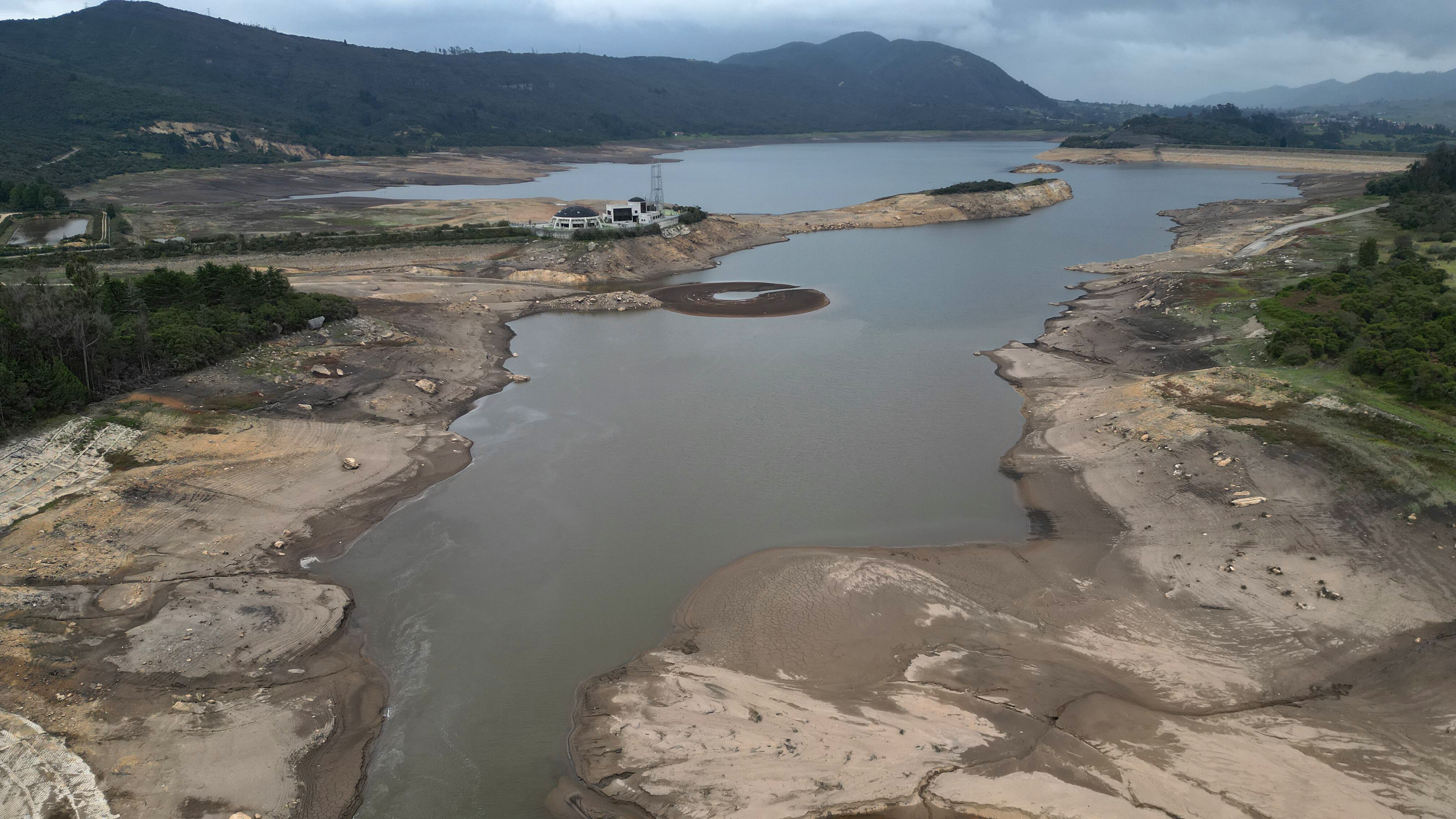 Embalse de San Rafael en el municipio de La Calera con nivel bajo a causa del fenómeno de El Niño
Abril 8 del 2024
Foto Guillermo Torres Reina / Semana