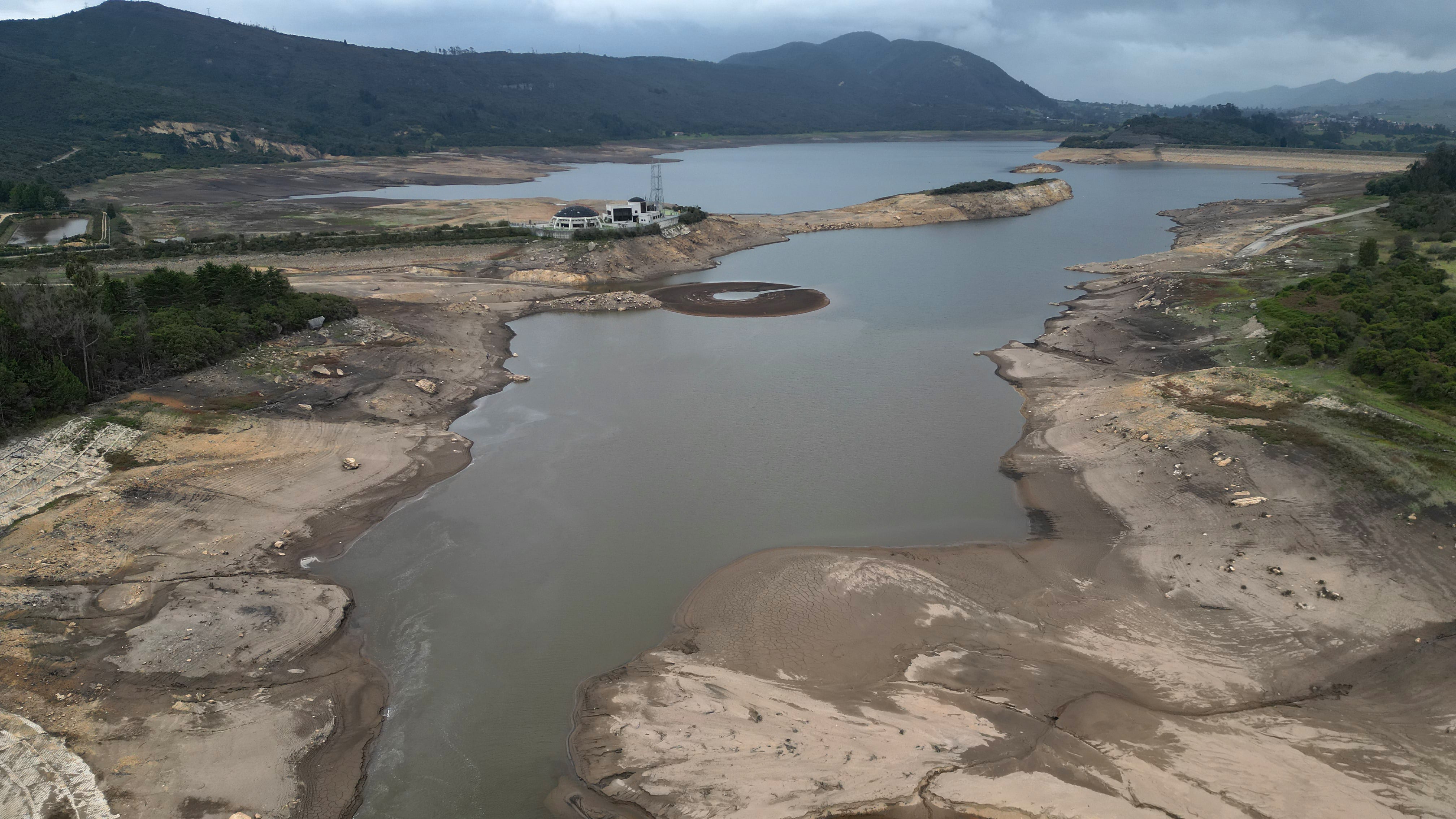 Embalse de San Rafael en el municipio de La Calera con nivel bajo a causa del fenómeno de El Niño
Abril 8 del 2024
Foto Guillermo Torres Reina / Semana