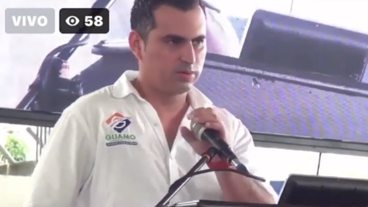Se trata de Daniel Ricardo Peñuela, gerente de la Empresa de Servicios Públicos del Guamo, ESPAG, quien al parecer subió a la tarima en estado de embriaguez