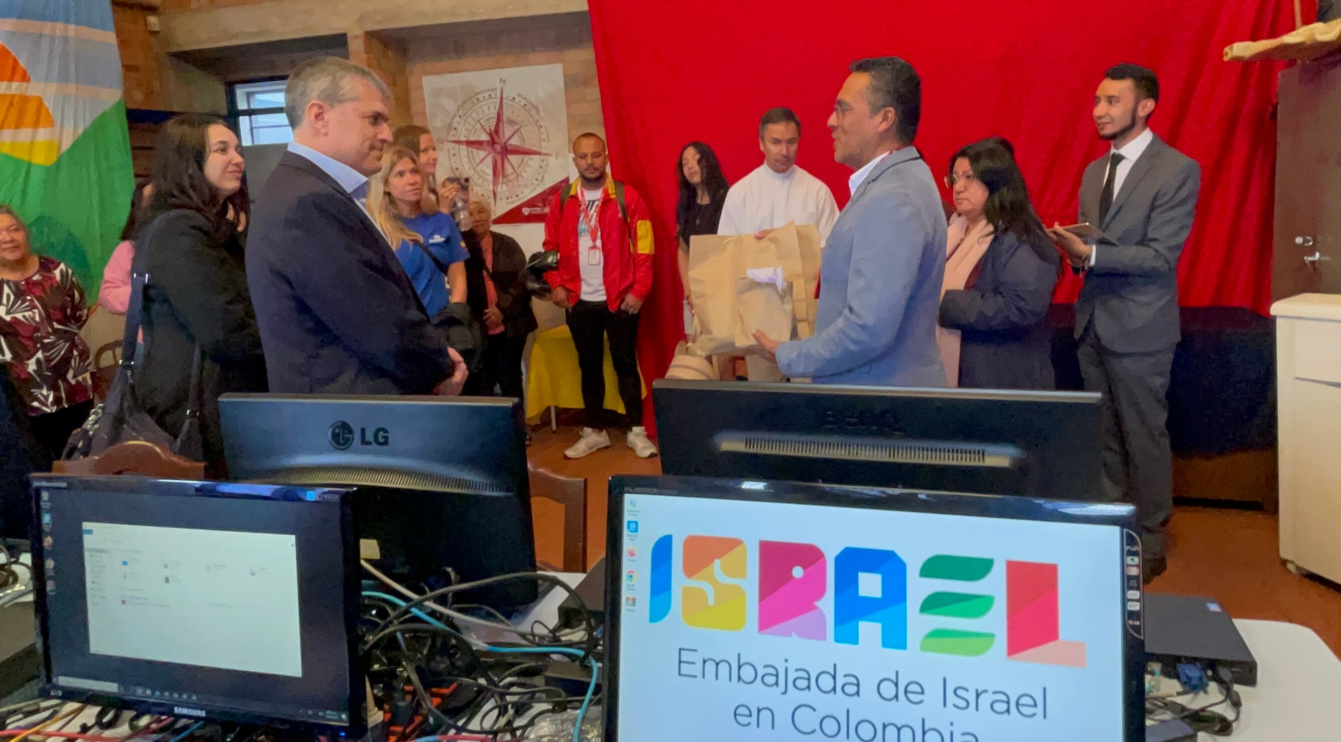 Embajada de Israel entrega sala de cómputo.