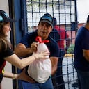 Alcalde de Barranquilla, Alejandro Char recibió las ayudas para los afectados por el sismo.