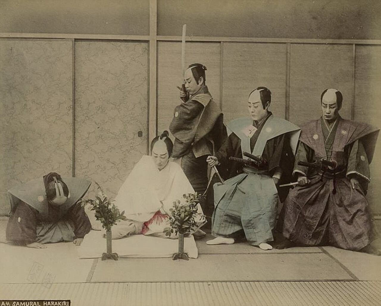 Fotografía de estudio de 1897 en la que varios samuráis representan el rito del Seppuku, suicio ritual. Wikimedia Commons / Rev. R. B. Peery