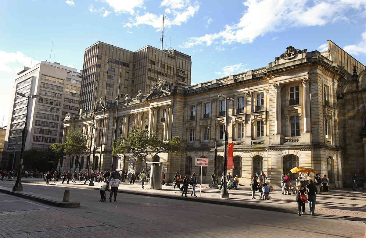 En esta zona de la capital se encuentran las edificaciones más tradicionales e históricas de la ciudad, que actualmente son sede de ministerios, entidades bancarias y universidades. Los trabajadores de estas áreas tuvieron que optar por el teletrabajo y la educación virtual mientras se supera la contingencia. Daniel Reina-SEMANA