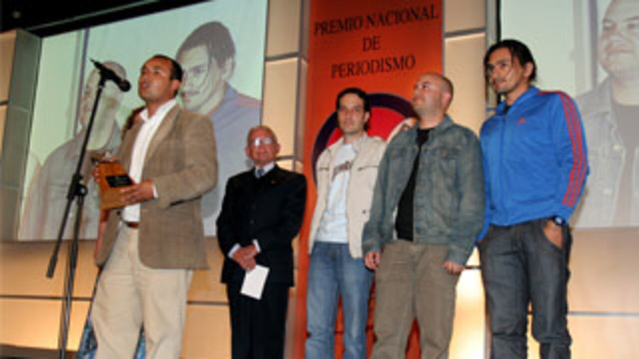 Élber Gutiérrez Roa en el momento de dar el agradecimiento por el Premio de Periodismo CPB. Lo acompañan los diseñadores de Semana.com Juan Alfonso Aguilera, Felipe Quintero y Carlos Arango O. (de izquierda a derecha). En la foto también está el periodista Mike Forero (vestido de negro) quien entregó el galardón, en la noche de este viernes 8 de febrero en Bogotá.
FOTO: DANIEL REINA / SEMANA