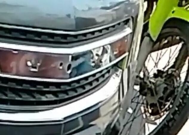 La camioneta en la que se movilizaba la víctima del ataque quedó con agujeros por las balas