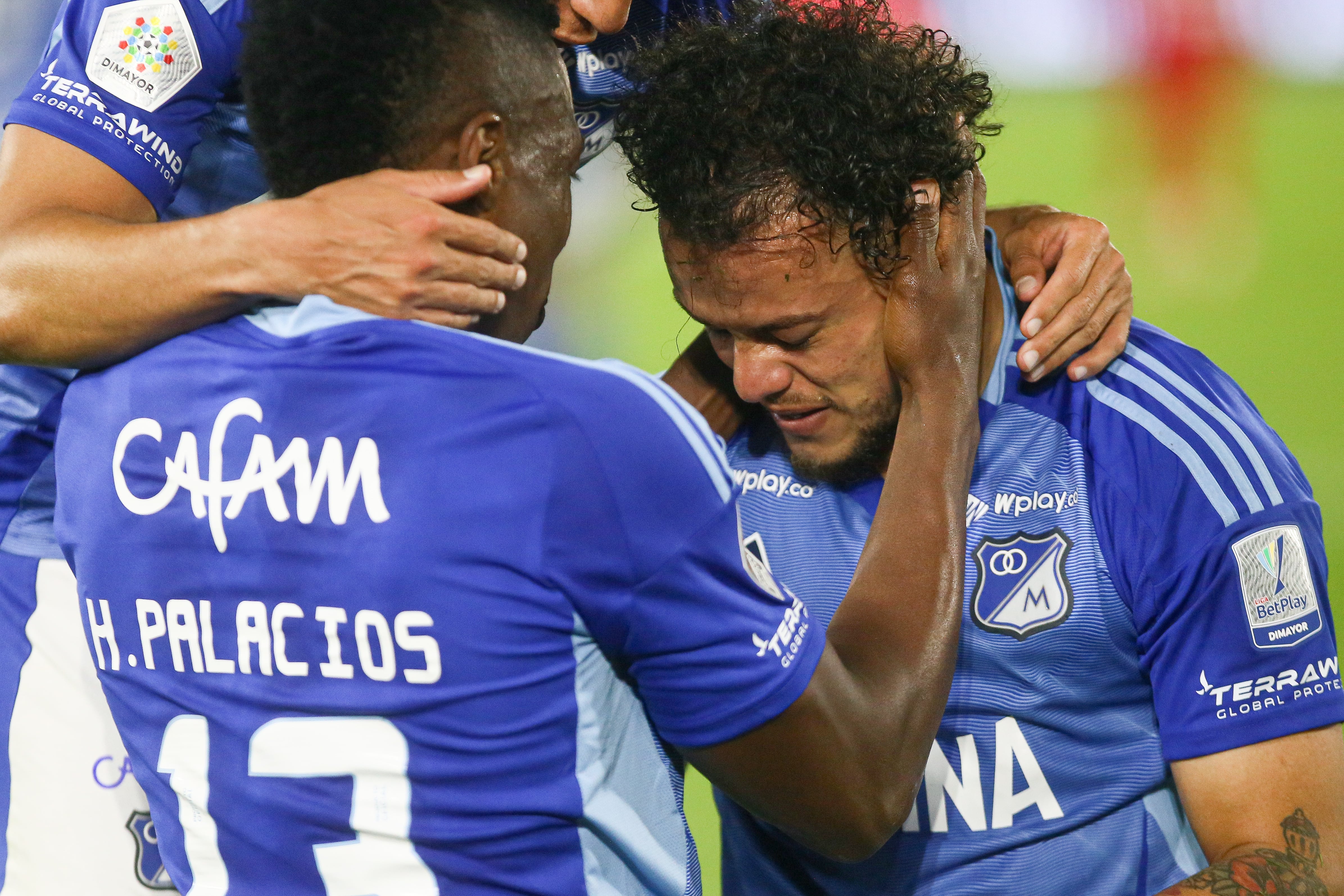 Leonardo Castro celebra con Helibelton Palacios.