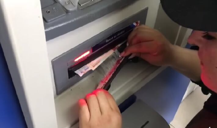 El dinero queda pegado en la placa falsa.