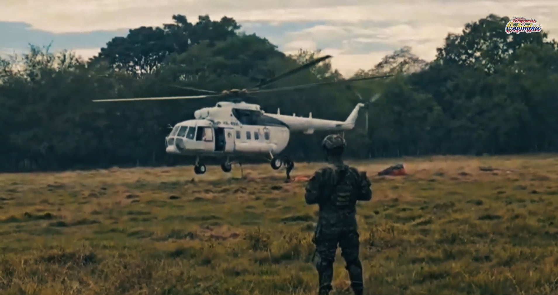 Las tropas buscan evitar que el incendio genere daños en viviendas, fincas y áreas naturales.