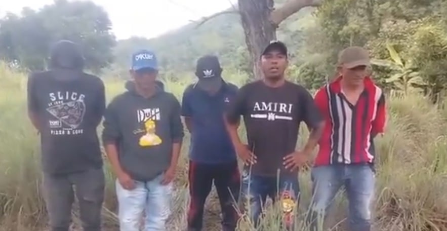 En la grabación, uno de los hombres —vestido con prendas distintas a las vistas en las fotos iniciales— se identifica como integrante del Clan del Golfo y asegura que todo fue parte de una maniobra de distracción.