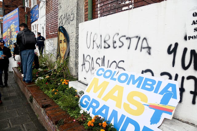 La sede de campaña en Bogotá de la Candidata Paloma Valencia y su fórmula Vicepresidencial Juan Daniel Oviedo fue vandalizada en medio de una movilización que avanzó por la carrera séptima de la capital. (Colprensa - Lina Gasca)