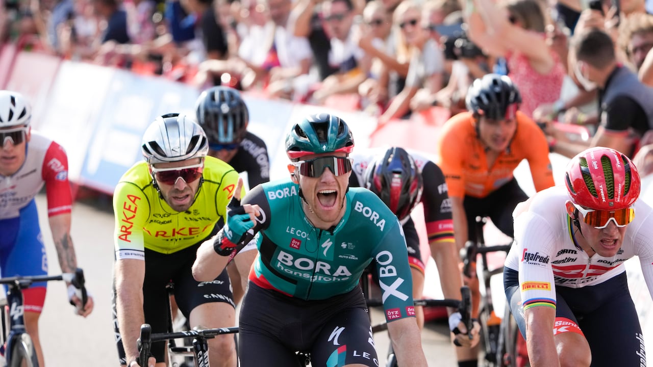 Sam Bennett celebró victoria en la etapa 2 de la Vuelta a España 2022.
