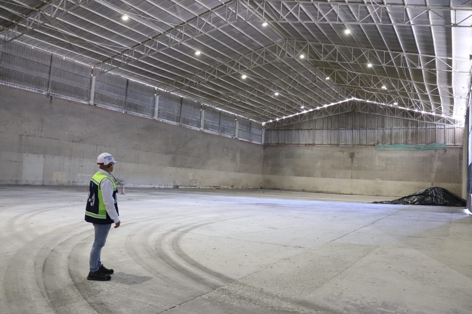 Desolado permanece el muelle 13 en la sociedad portuaria de Buenaventura que tiene suspendida su operación. 100 trabajadores permanecen a la espera de las decisiones judiciales para reanudar las actividades mientras tanto varios miles de toneladas de fertilizantes y maíz para uso industrial permanecen retenidas en sus bodegas.