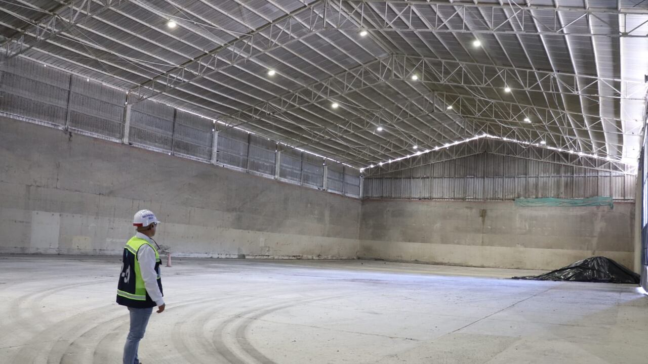 Desolado permanece el muelle 13 en la sociedad portuaria de Buenaventura que tiene suspendida su operación. 100 trabajadores permanecen a la espera de las decisiones judiciales para reanudar las actividades mientras tanto varios miles de toneladas de fertilizantes y maíz para uso industrial permanecen retenidas en sus bodegas.
