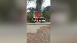 Vehículo incinerado en el marco del paro armado del Clan del Golfo en Antioquia.