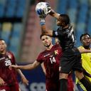 Wuilker Faríñez, arquero de la selección de Venezuela, corta un centro durante el partido ante Colombia, correspondiente a la Copa América y llevado a cabo el jueves 17 de junio de 2021 en Goiania, Brasil (AP Foto/Eraldo Peres)