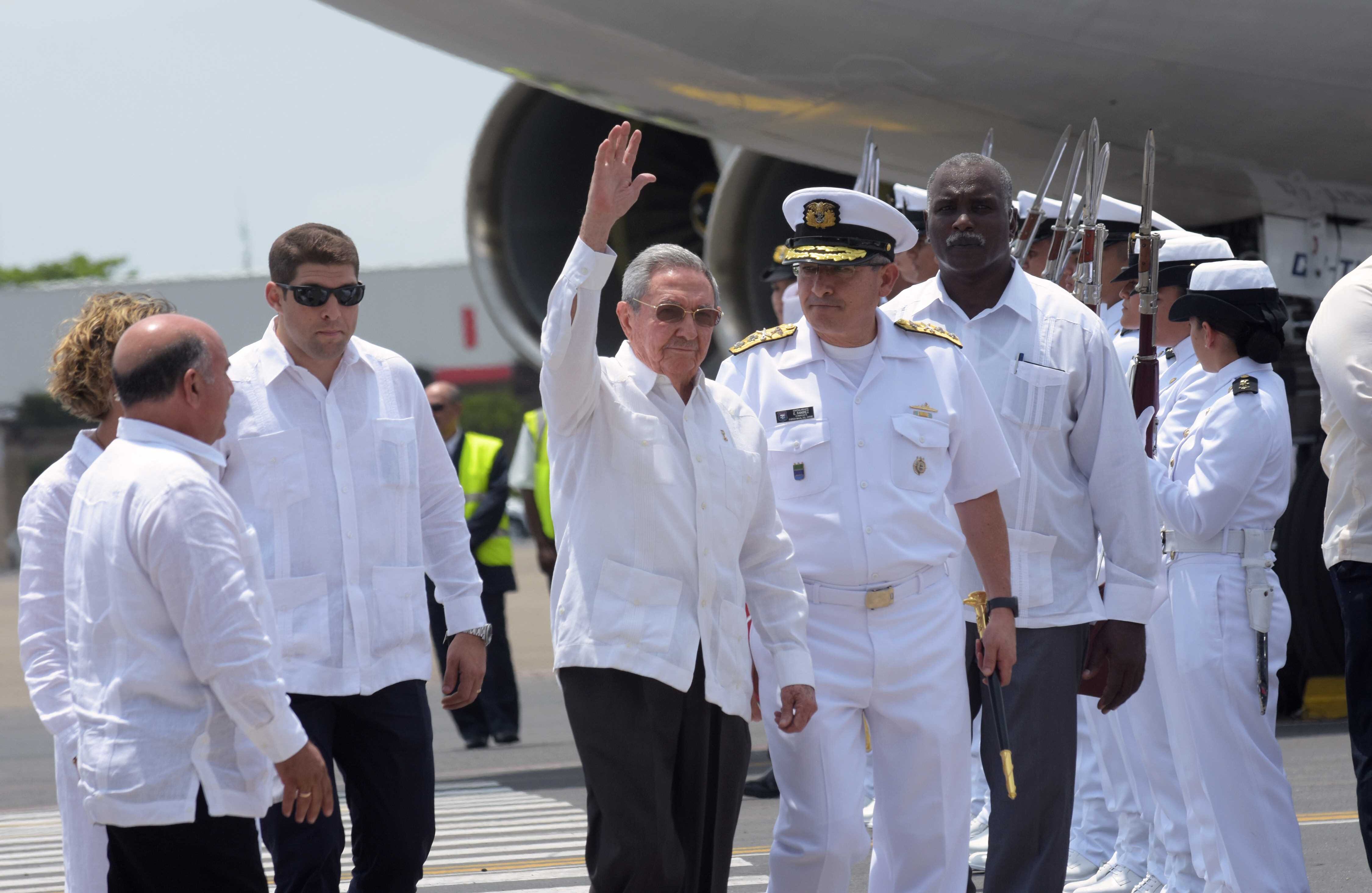  En La Habana se negociaron los pormenores de este importante acuerdo, y el presidente de Cuba, Raúl Castro, impulsó las negociaciones y los apretones de manos entre Juan Manuel Santos y alias ‘Timochenko’.  Crédito/Presidencia de la República.