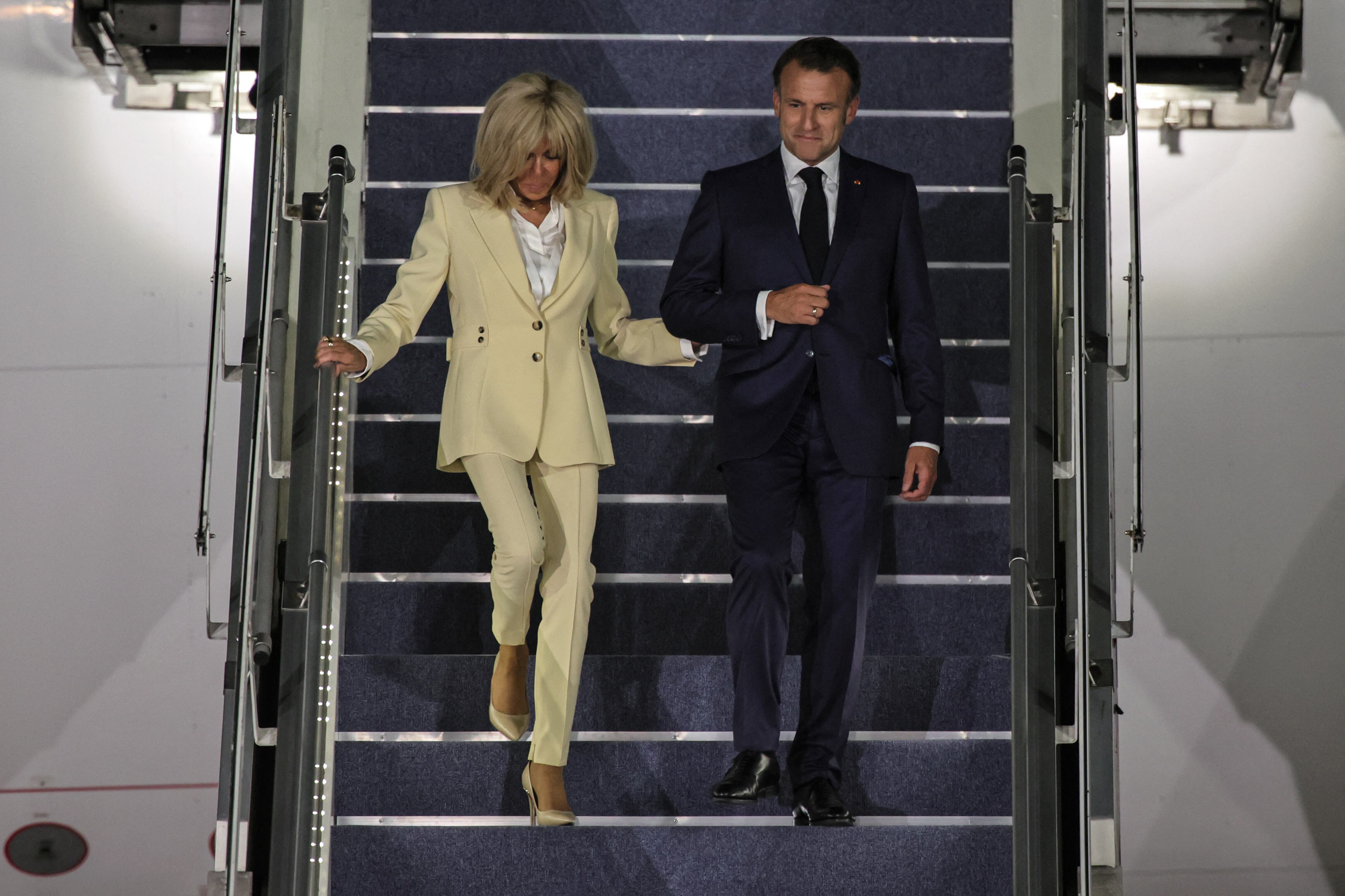 El presidente de Francia, Emmanuel Macron, y su esposa, Brigitte Macron, desembarcan de su avión a su llegada al Aeropuerto Internacional Halim Perdanakusuma en Yakarta el 27 de mayo de 2025.