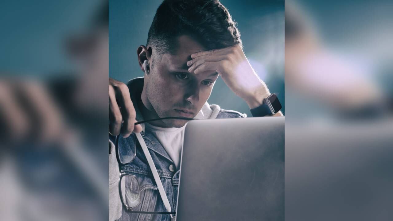 Expertos afirman que el uso constante de tecnologías y la dependencia de ordenadores, televisión y otros aparatos, elevan el riesgo de padecer afecciones oculares. Foto: GettyImages.