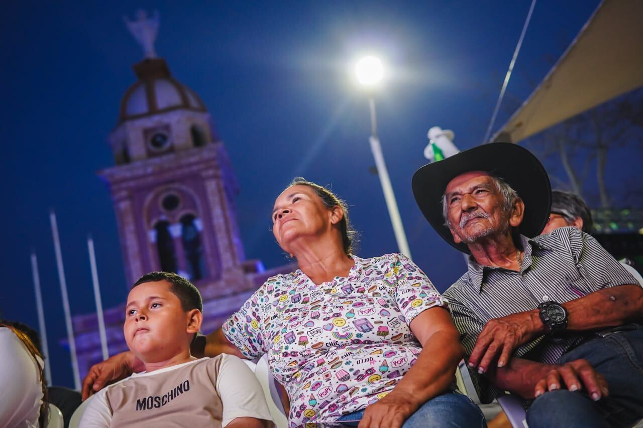 Oriundos de Alvarado en el estreno de Cien Años de Soledad, la serie.