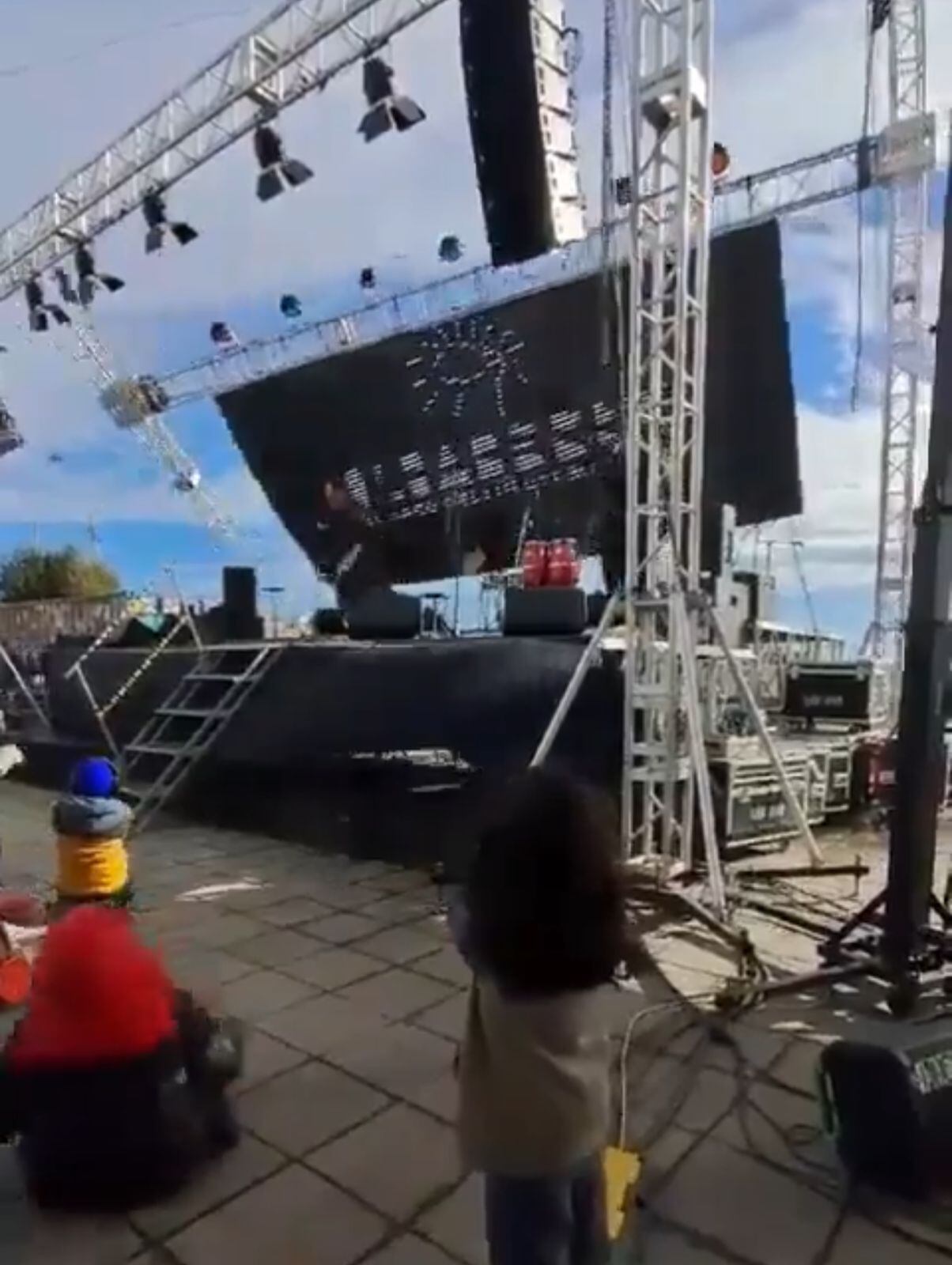 las personas que se encontraban presentes empezaron a gritar desesperadamente temiendo por la vida del hombre que aún se encontraba en la tarima.