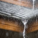 Techo de casa inundado por lluvias.
