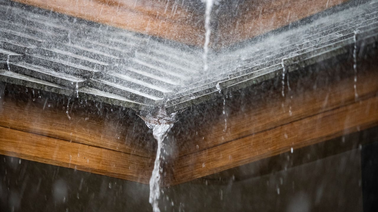 Techo de casa inundado por lluvias.