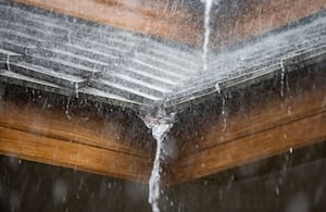 Techo de casa inundado por lluvias.