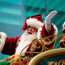 Santa Claus saluda a los asistentes mientras se lo ve a lo largo de la Sexta Avenida durante el Desfile del Día de Acción de Gracias de Macy's, el jueves 25 de noviembre de 2021 en Nueva York. Foto / Eduardo Munoz Alvarez