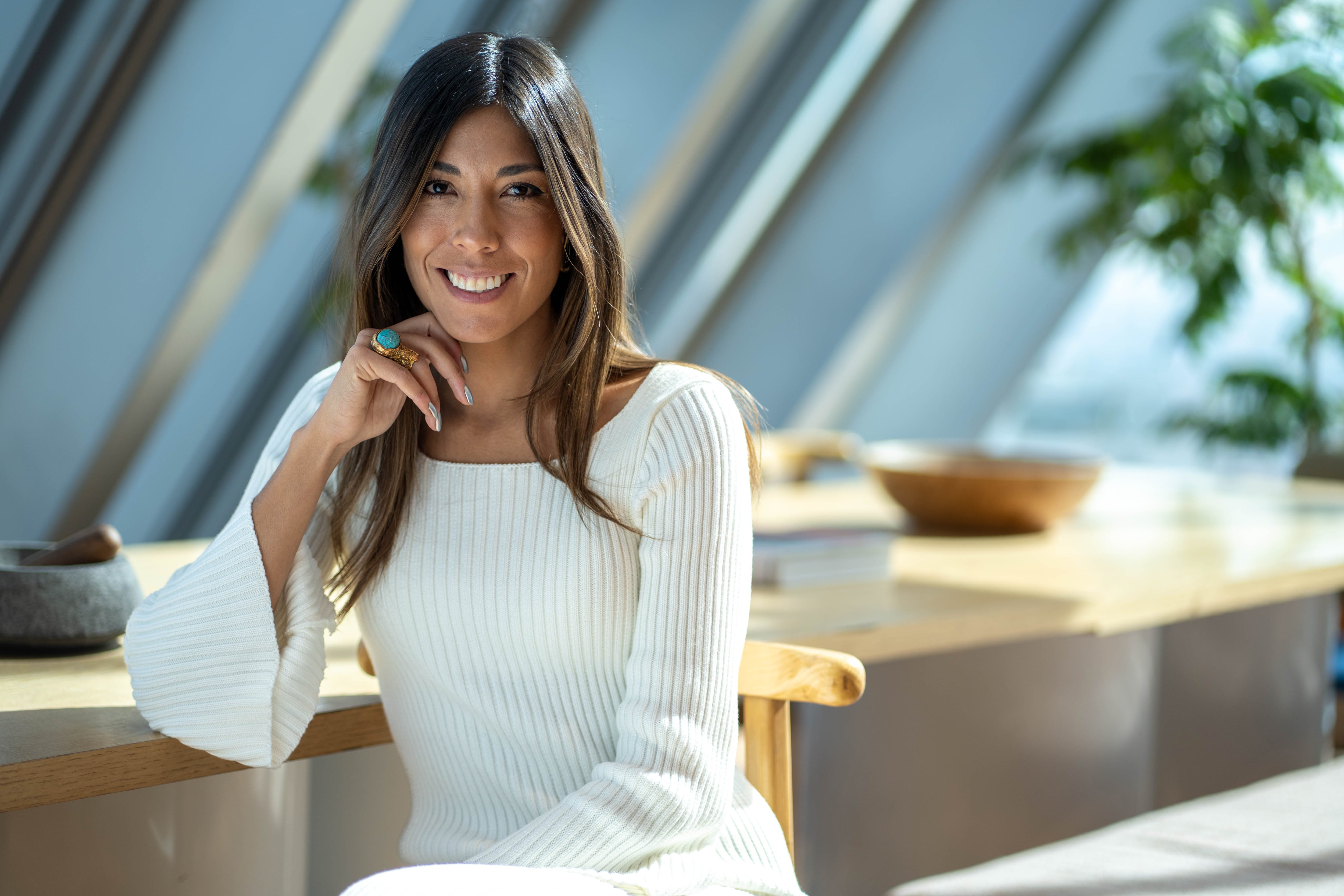 Es importante reconocer que el modelo híbrido no es solo una tendencia local, sino una transformación global en la concepción del trabajo.