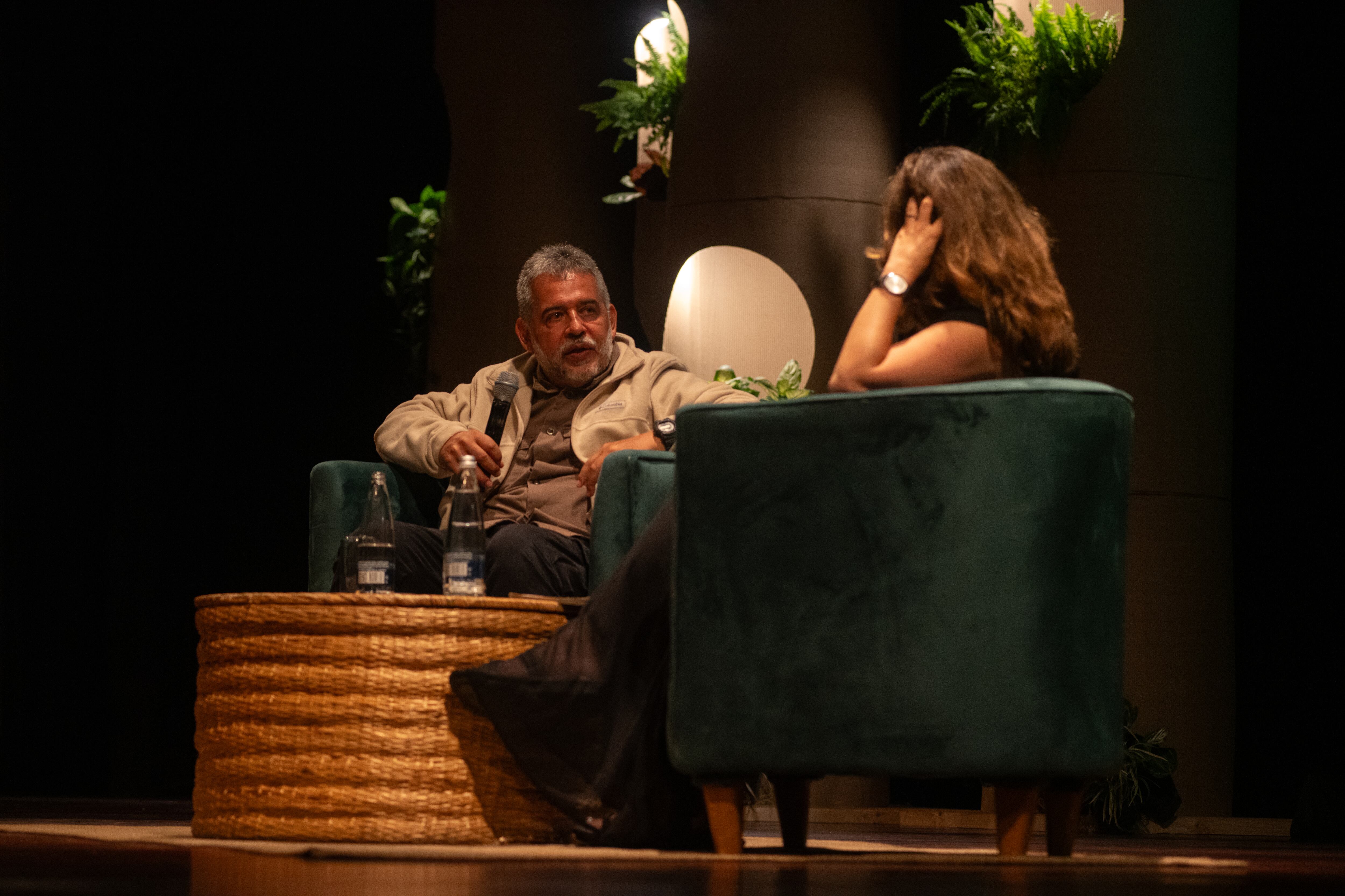El escritor Mario Mendoza y la guionista Ana María Parra durante su charla sobre Estado de Fuga 1986 en el Hay Festival 2026