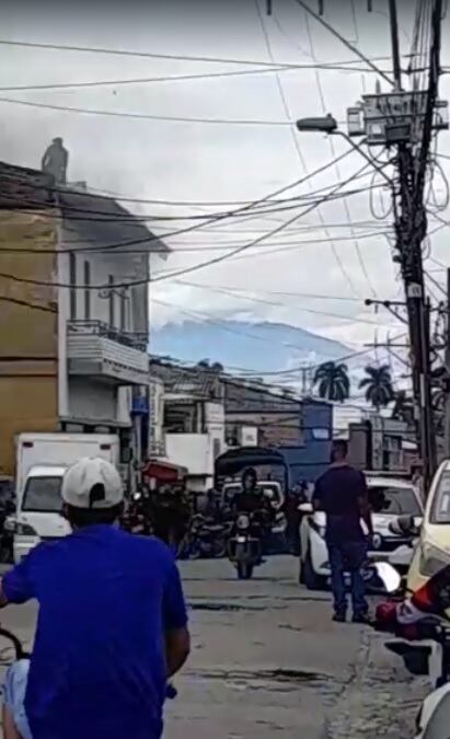 Varios internos de un reclusorio en San Nicolás, Cali, se fugaron; videos muestran cómo salieron por los techos.