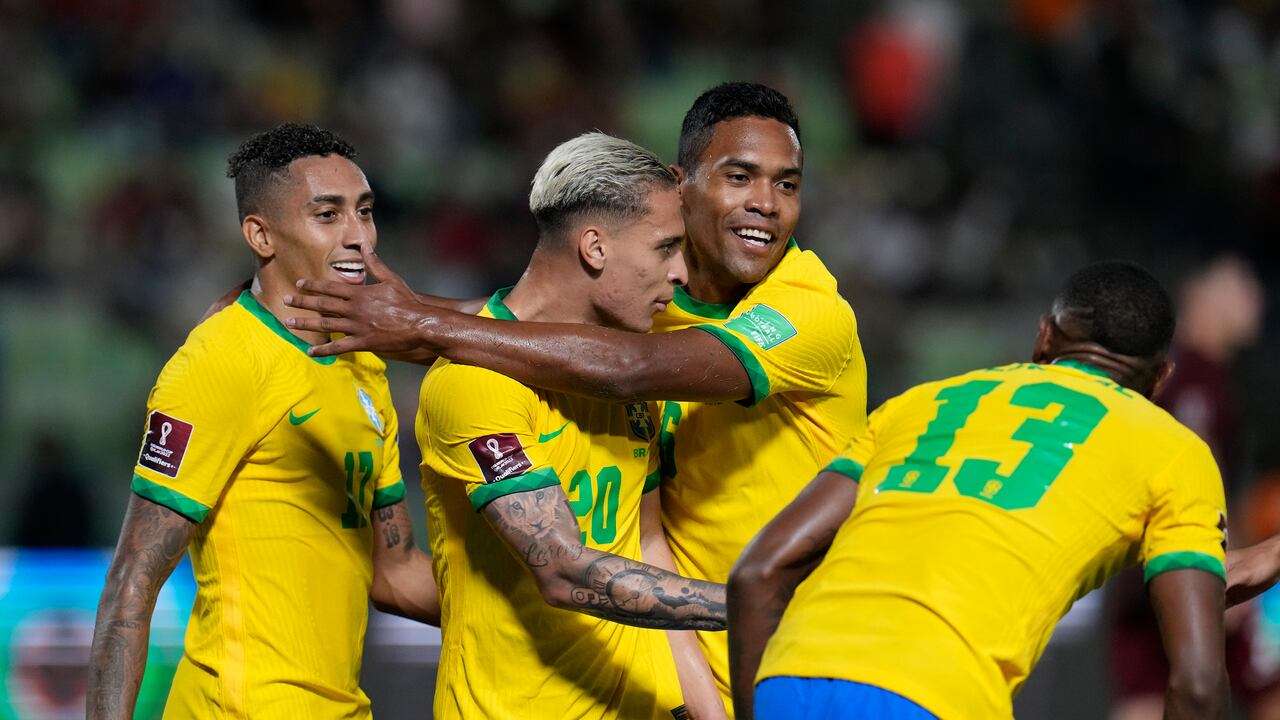 Antony (centro), de la selección de Brasil, festeja con sus compañeros luego de anotar el tercer tanto ante Venezuela en un encuentro de la eliminatoria al Mundial, el jueves 7 de octubre de 2021 (AP Foto/Ariana Cubillos)