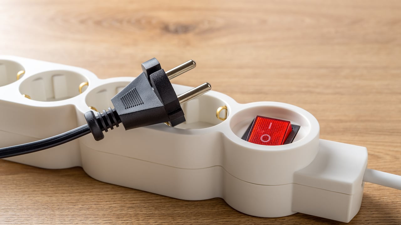 Un cortocircuito es una falla en un circuito eléctrico donde la corriente toma un camino no intencionalmente diseñado, generalmente de muy baja resistencia.