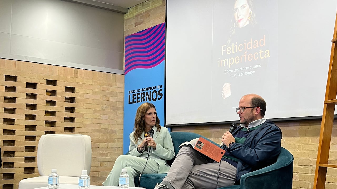 La última obra de María Carolina Hoyos que presentó junto al periodista Daniel Samper, recoge experiencias de vida, aprendizajes construidos junto a víctimas de la violencia y una reflexión sobre la resiliencia como una capacidad que se desarrolla, no como un talento con el que se nace.