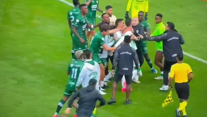 Pelea entre jugadores de Atlético Nacional y La Equidad.