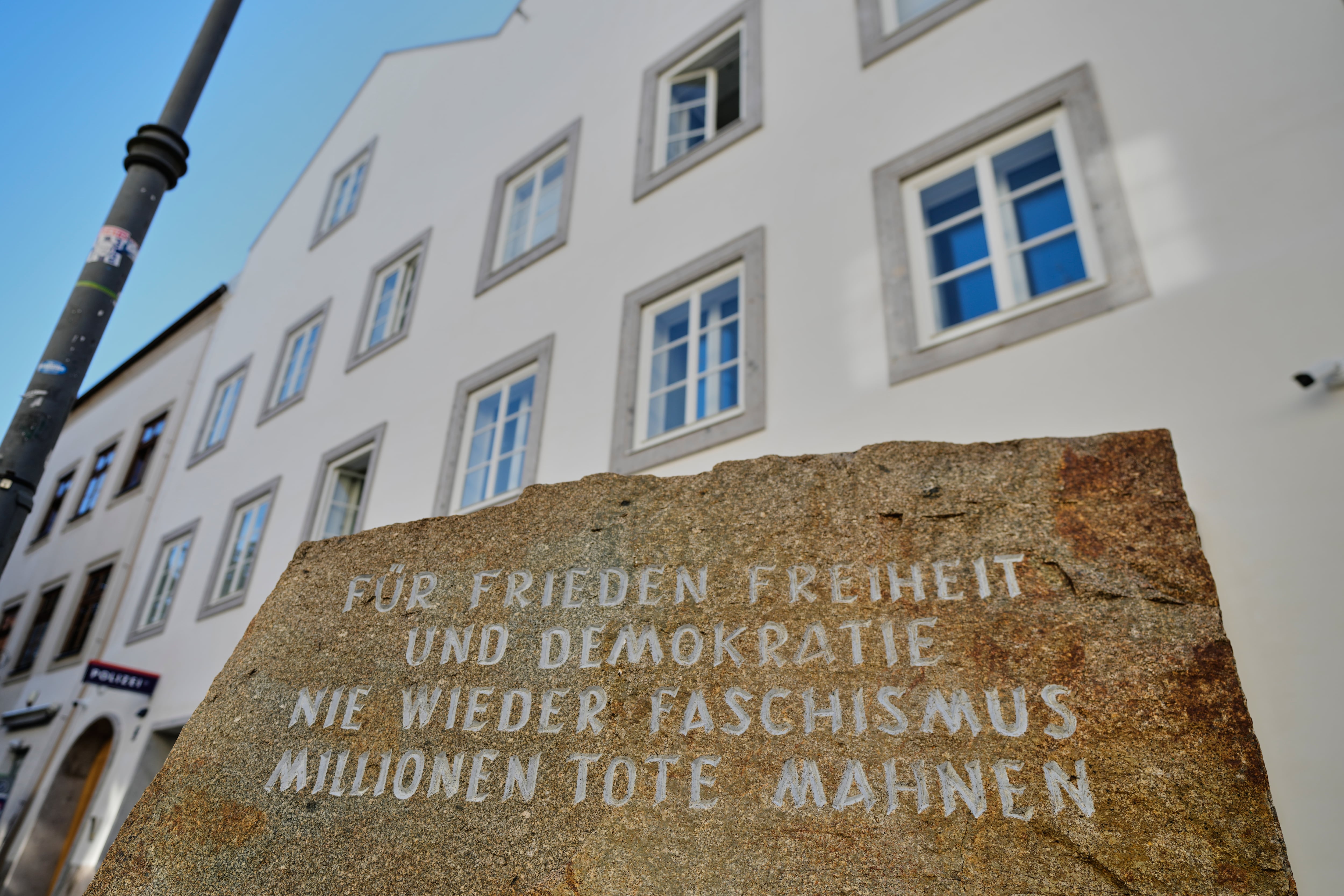 Una nueva comisaría de policía, que cuenta con una placa conmemorativa con la inscripción "por la paz, la libertad y la democracia; nunca más fascismo; el recuerdo de un millón de muertos", se encuentra ubicada en la casa natal de Adolf Hitler en Braunau am Inn, Austria, y será inaugurada oficialmente el miércoles 22 de julio de 2026. (Foto AP/Matthias Schrader)