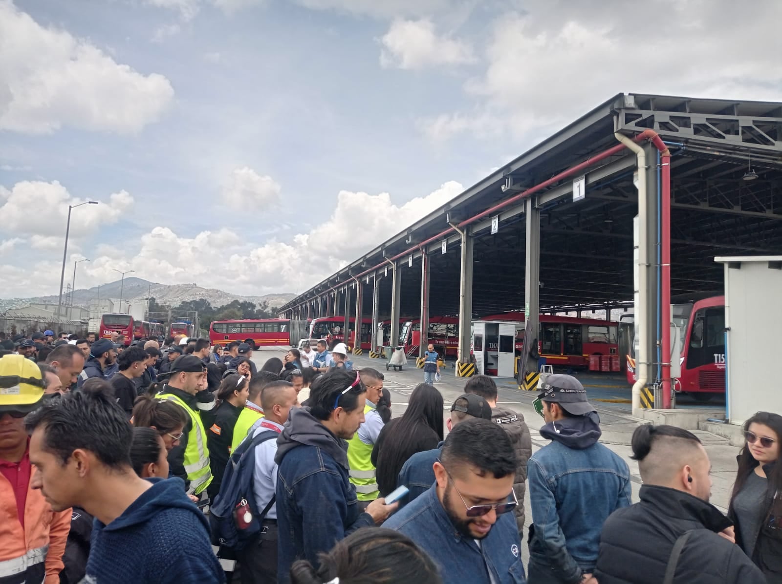 Los empleados del patio de Transmilenio reportaron su participación en el simulacro nacional.
