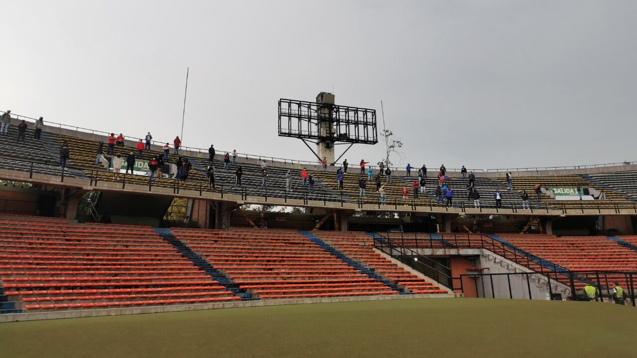 hinchas en simulacro clásico paisa
