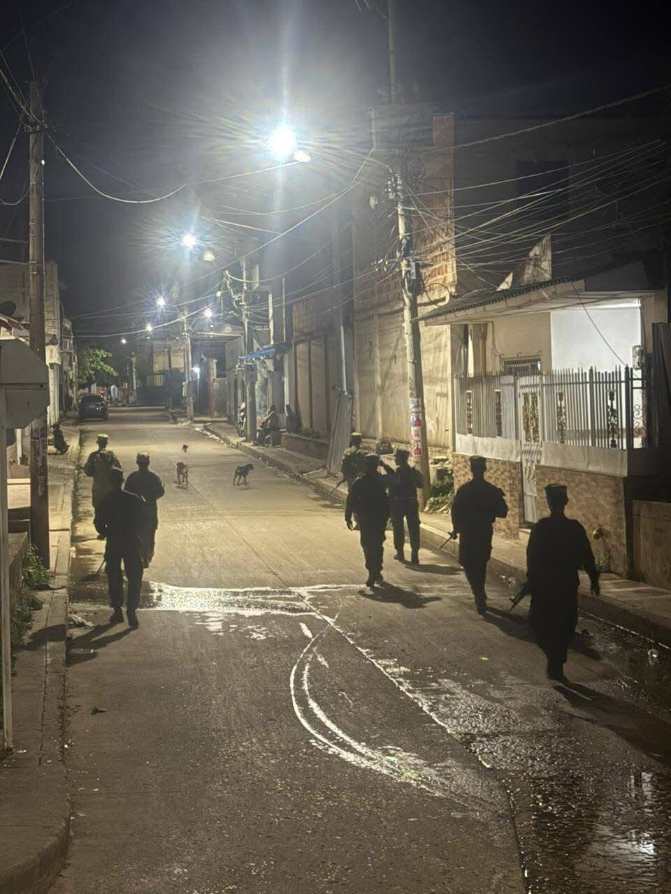 Uniformados de las Fuerzas Militares patrullando las calles.